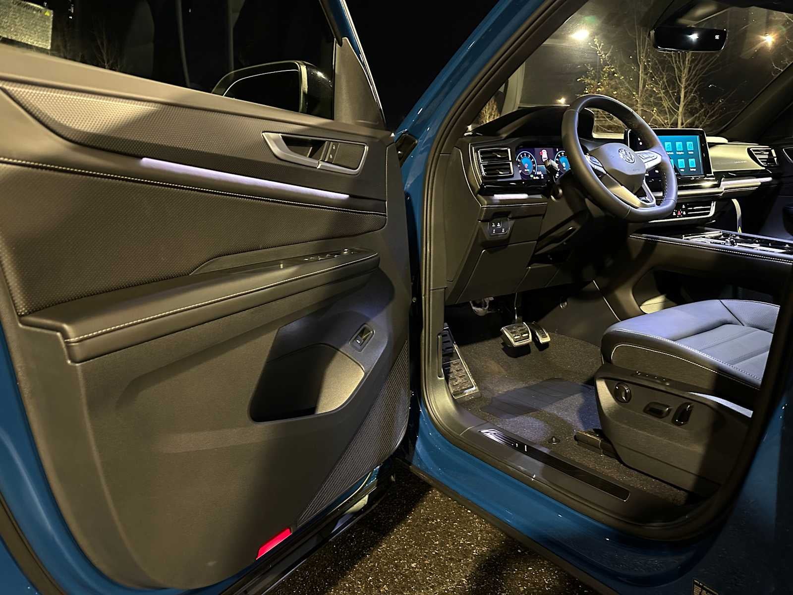 2026 Volkswagen Atlas Cross Sport 2.0T SEL R-Line Black