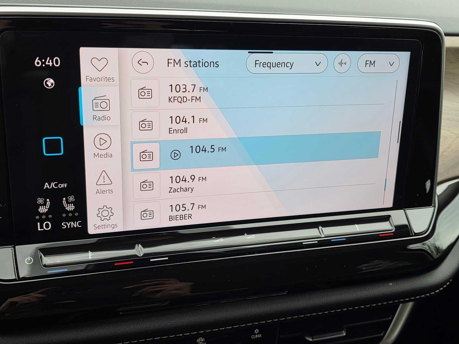 2025 Volkswagen Atlas 2.0T SE w/Technology