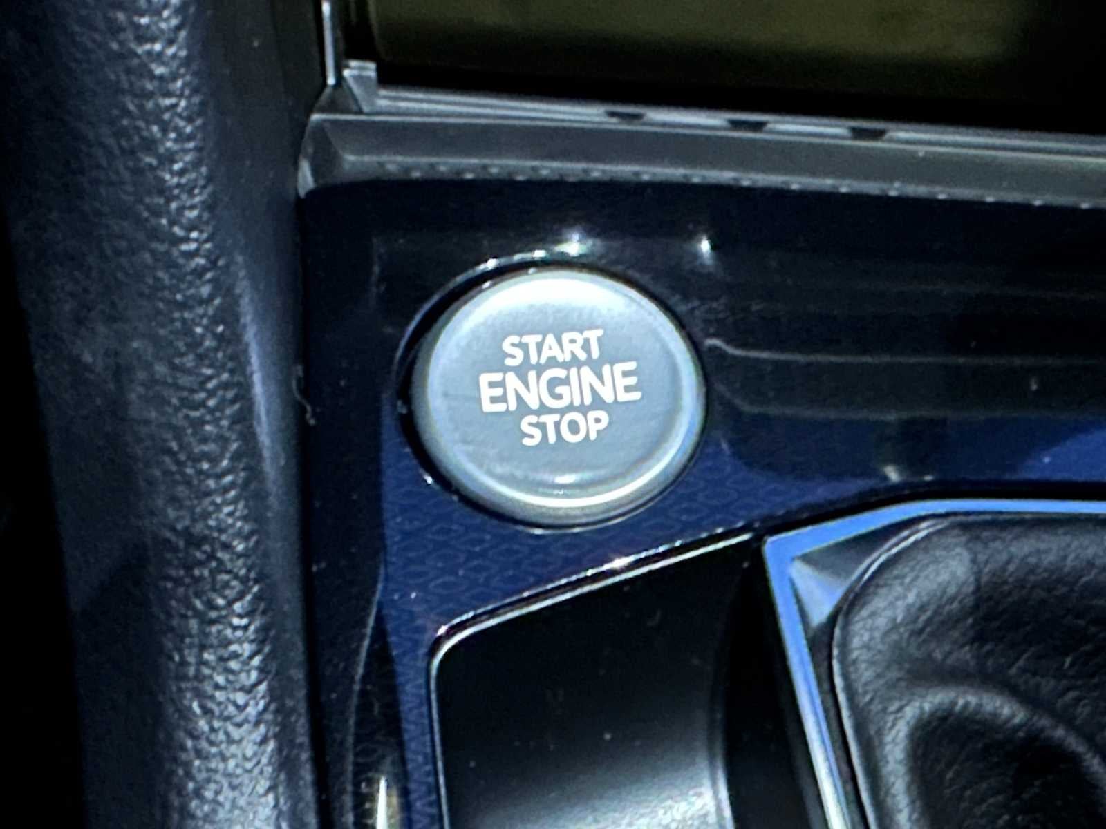 2026 Volkswagen Taos 1.5T SE Black