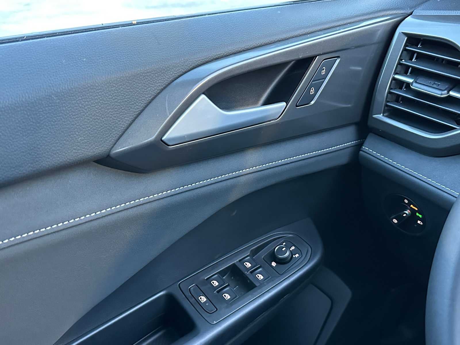 2026 Volkswagen Taos 1.5T SE Black