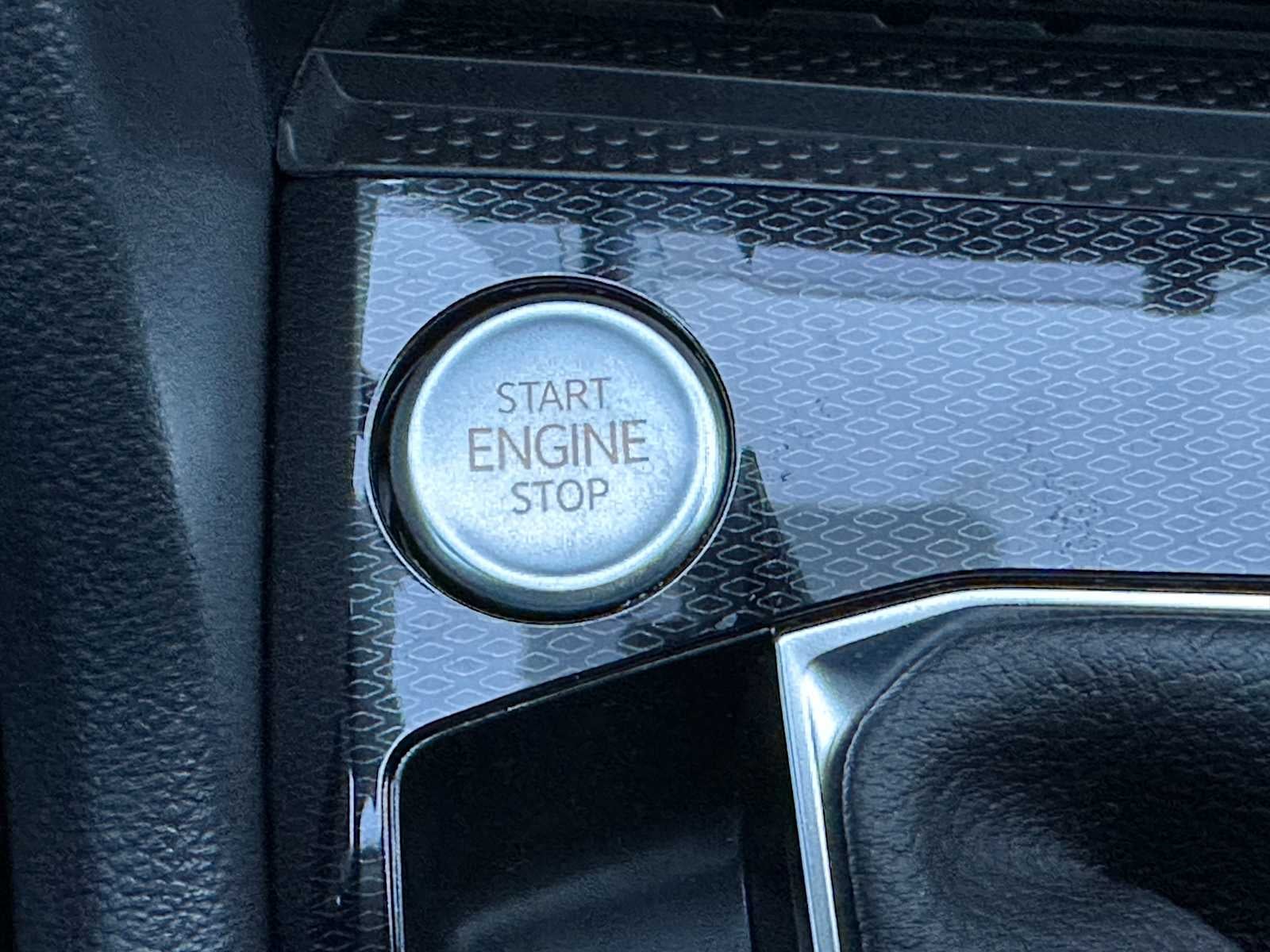 2026 Volkswagen Taos 1.5T SE Black