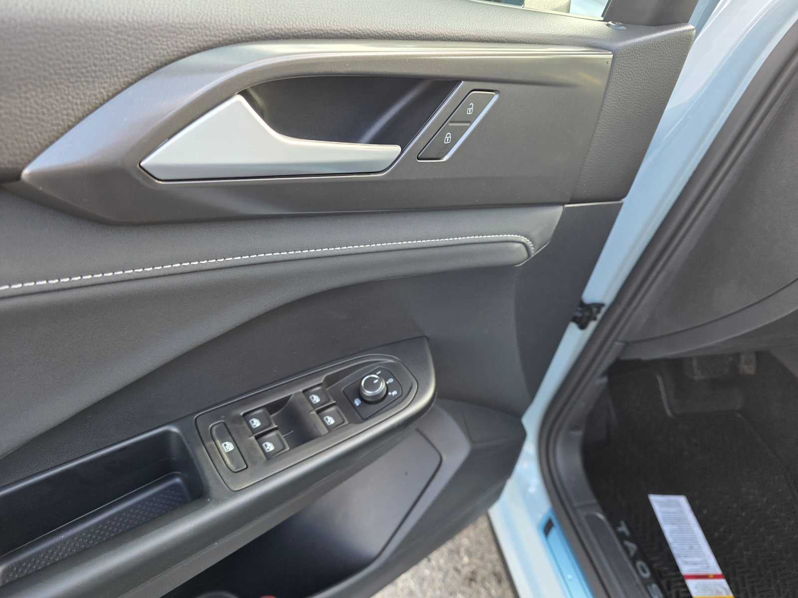 2027 Volkswagen Taos SE BLACK