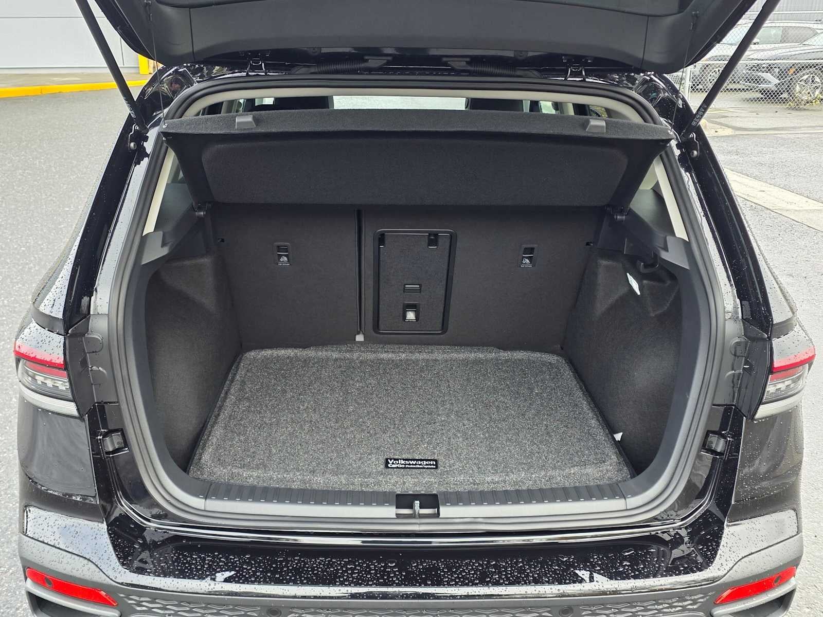 2027 Volkswagen Taos SE Black 4MOTION