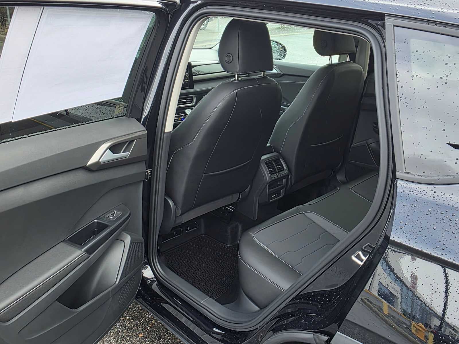 2027 Volkswagen Taos SE Black 4MOTION