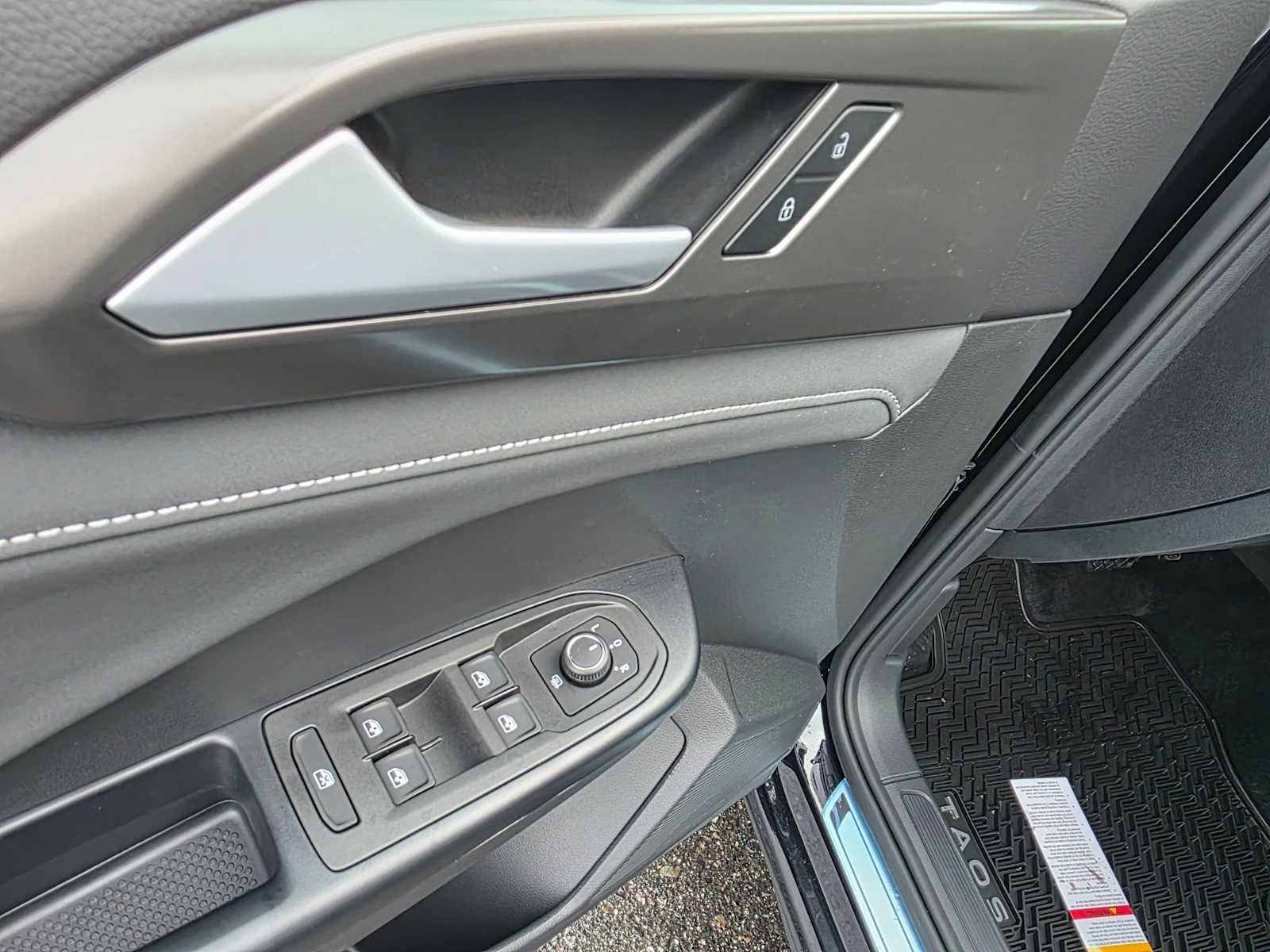 2027 Volkswagen Taos SE Black 4MOTION
