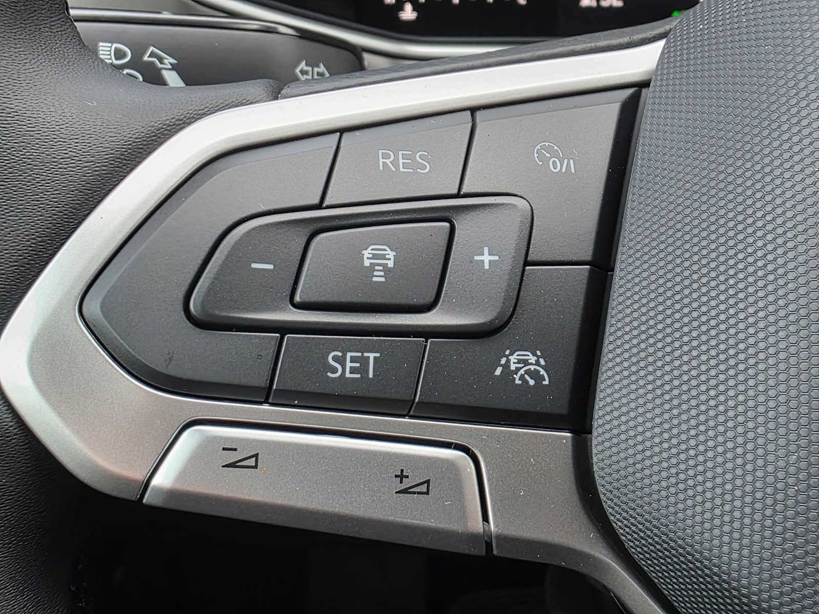 2027 Volkswagen Taos SE Black 4MOTION