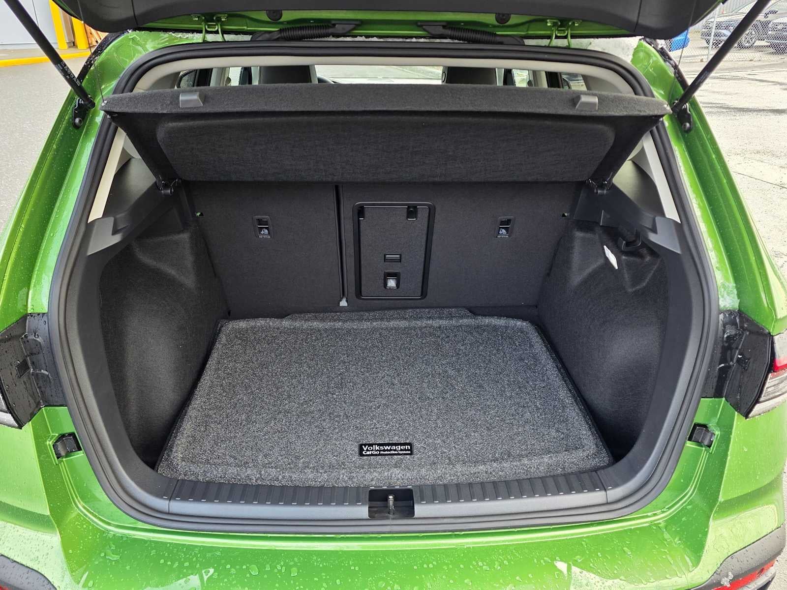 2027 Volkswagen Taos SE BLACK