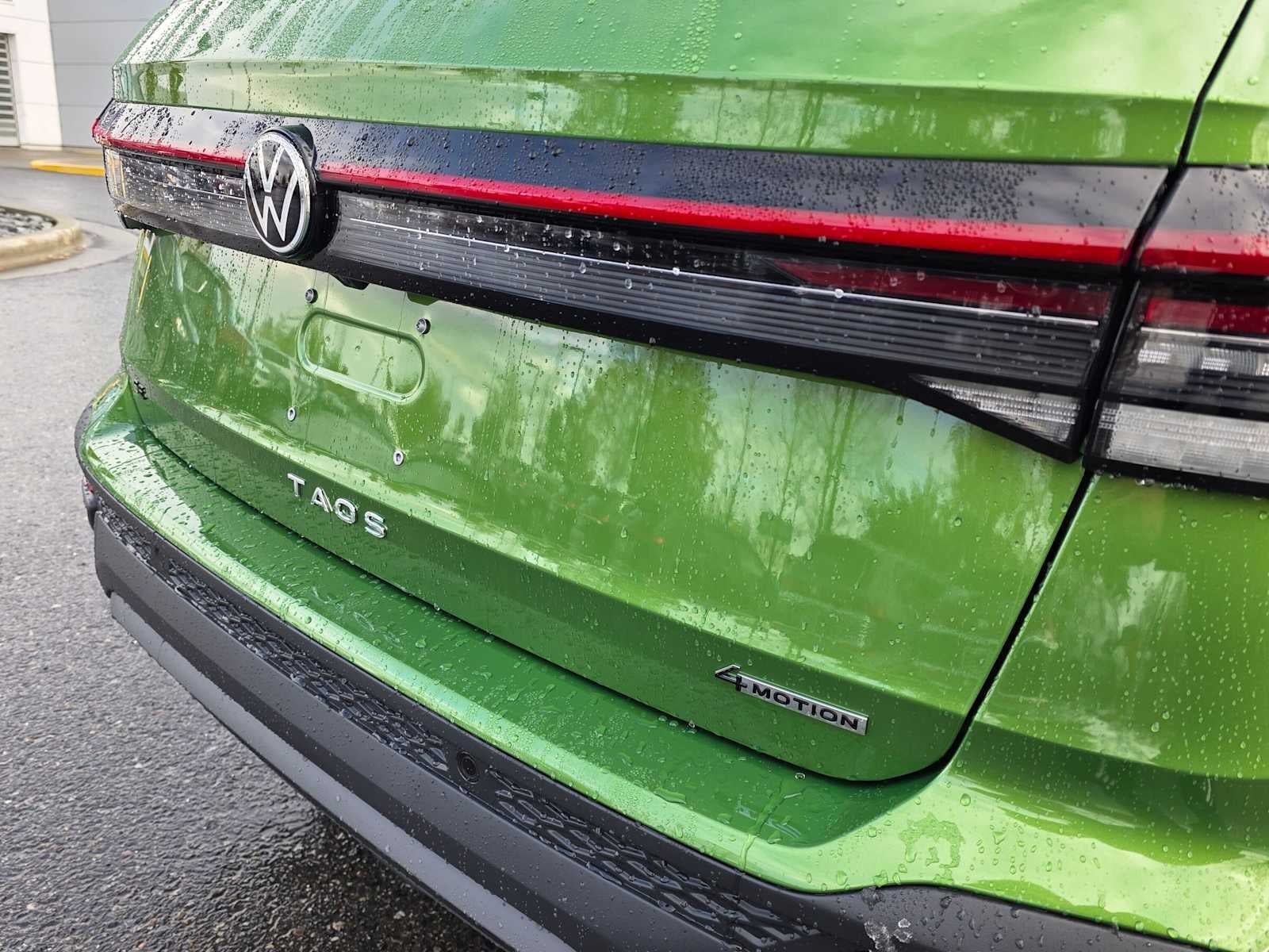 2027 Volkswagen Taos SE BLACK