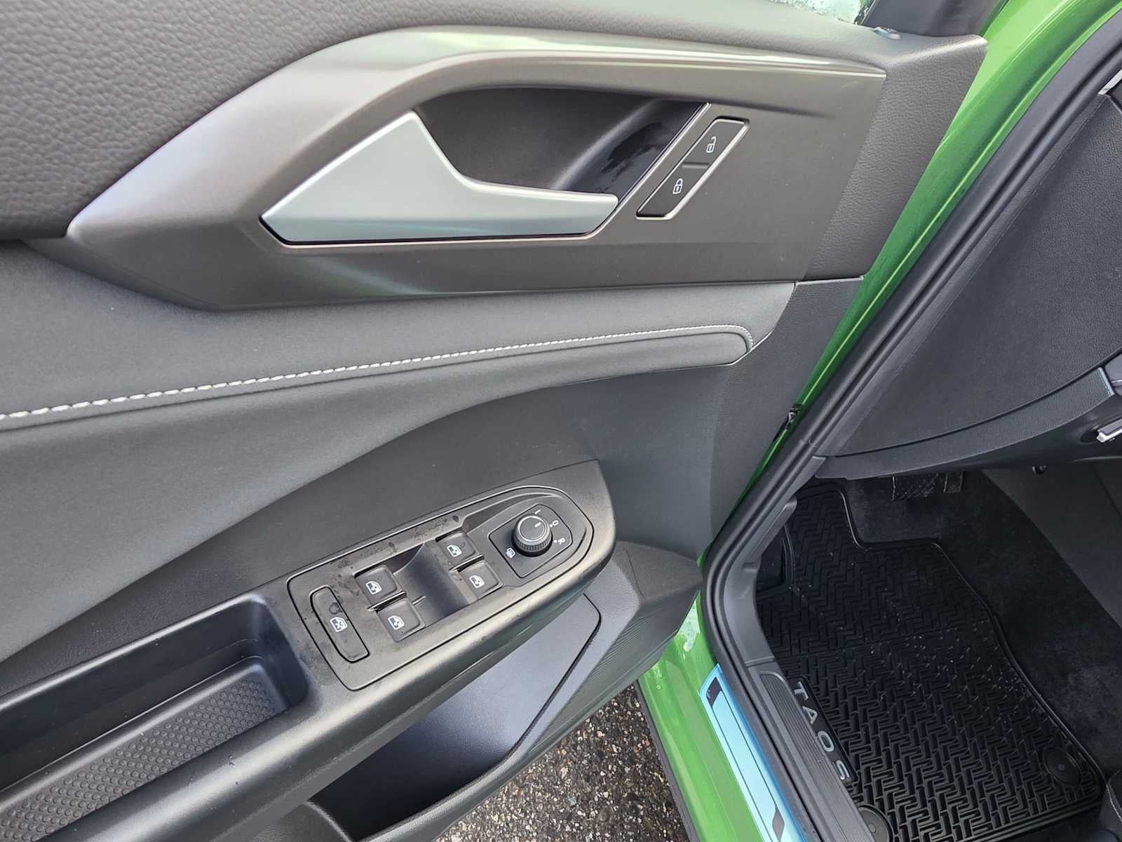 2027 Volkswagen Taos SE BLACK