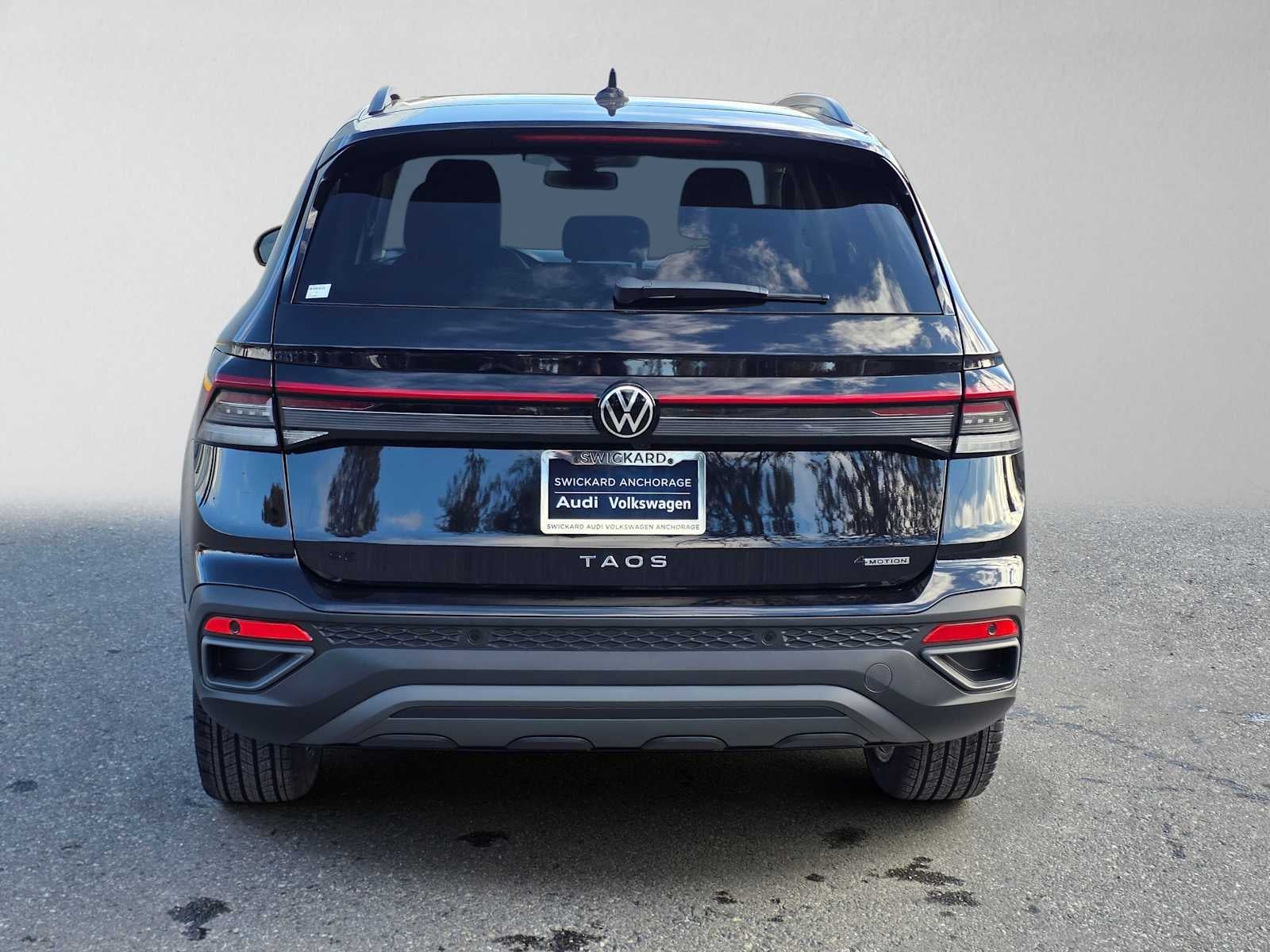 2027 Volkswagen Taos SE Black 4MOTION