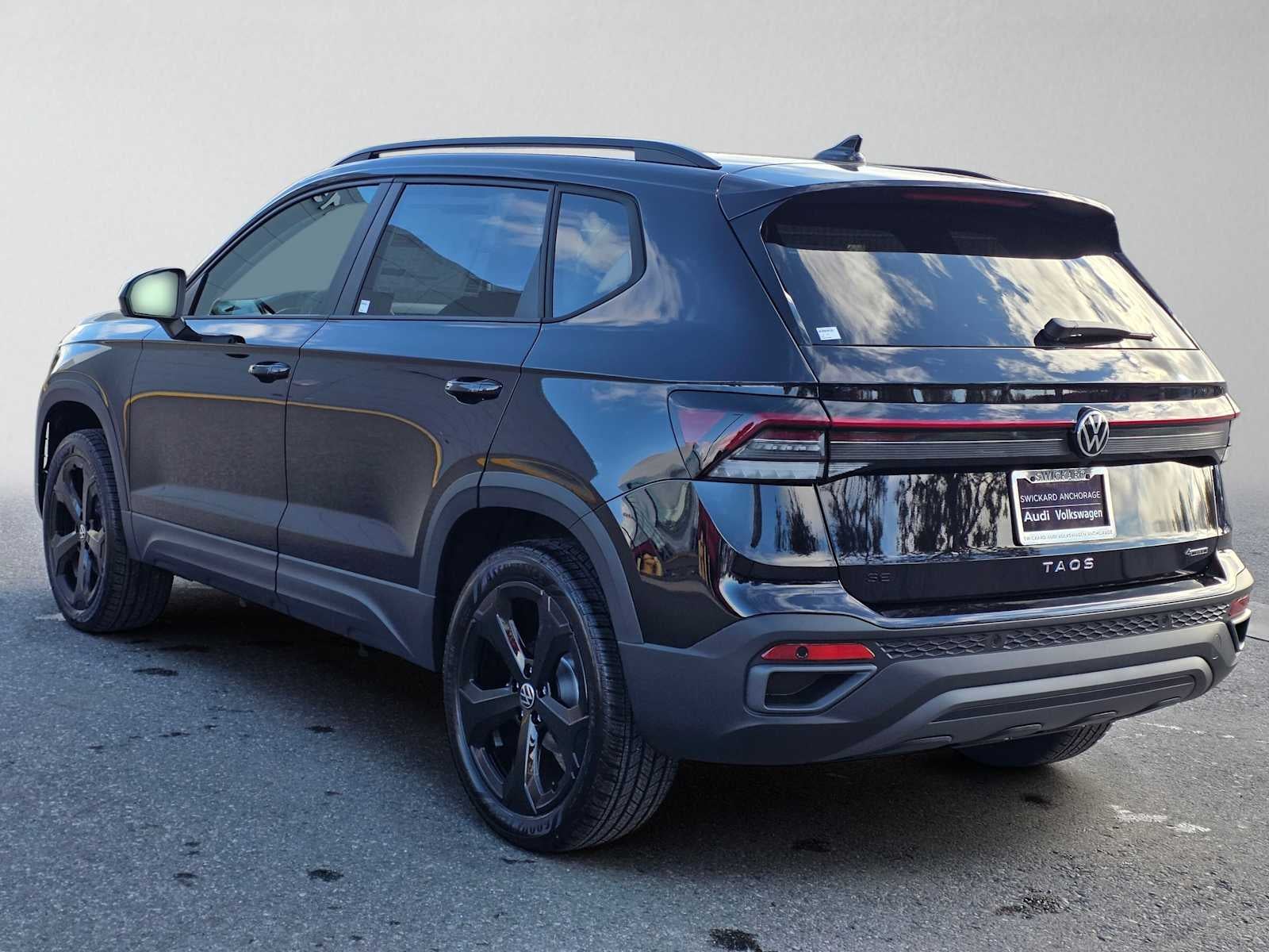2027 Volkswagen Taos SE Black 4MOTION