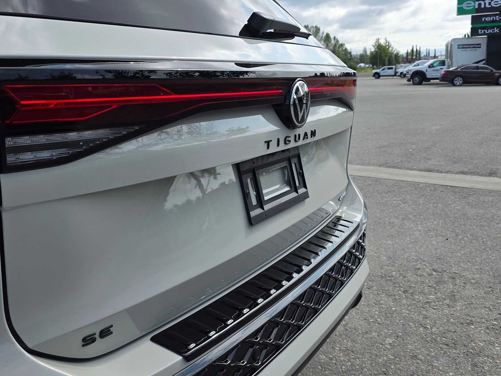2026 Volkswagen Tiguan 2.0T SE R-Line Black