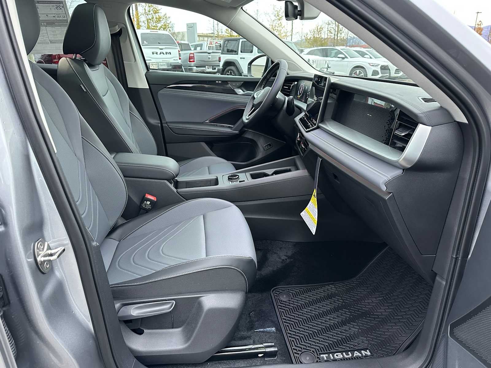 2025 Volkswagen Tiguan 2.0T SE